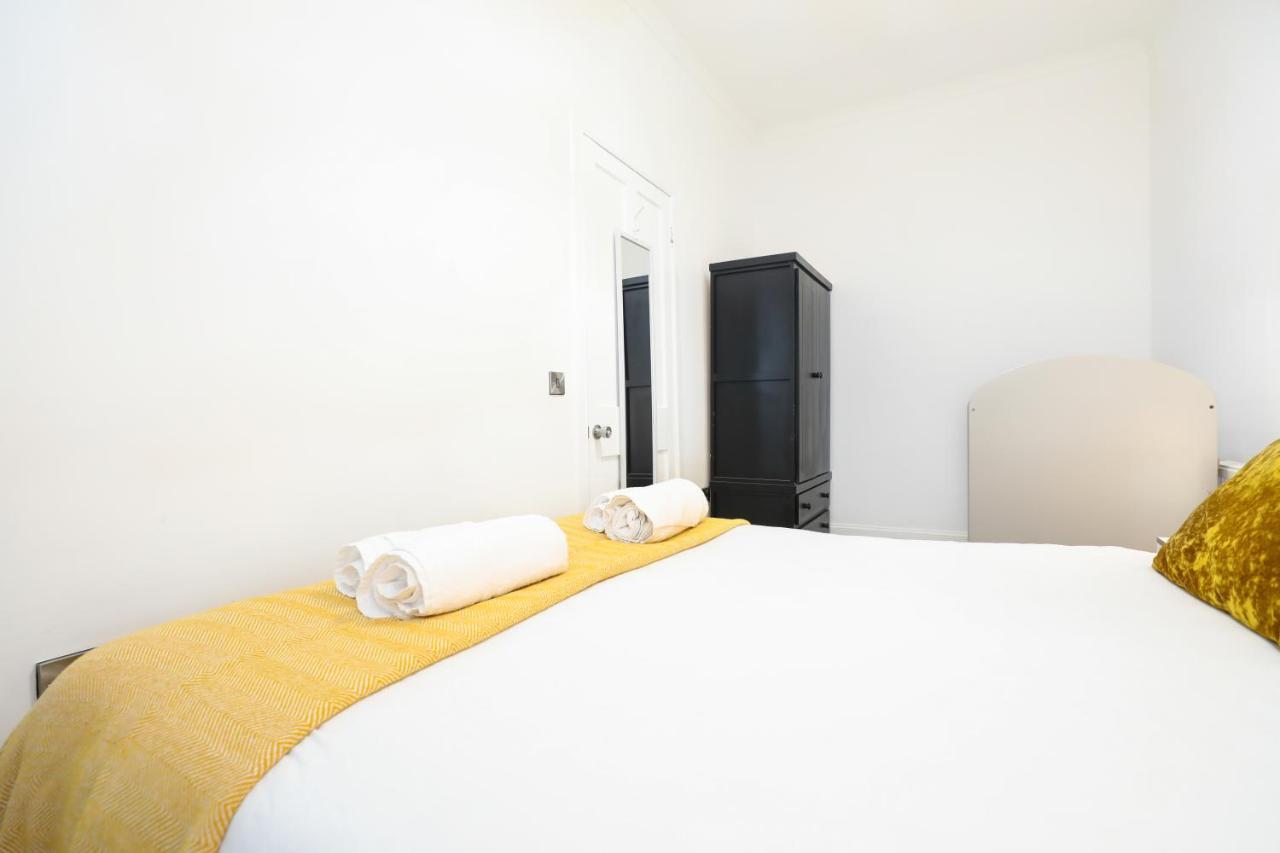 Stunning Modern 3 Bedroom Apartment Единбург Екстериор снимка