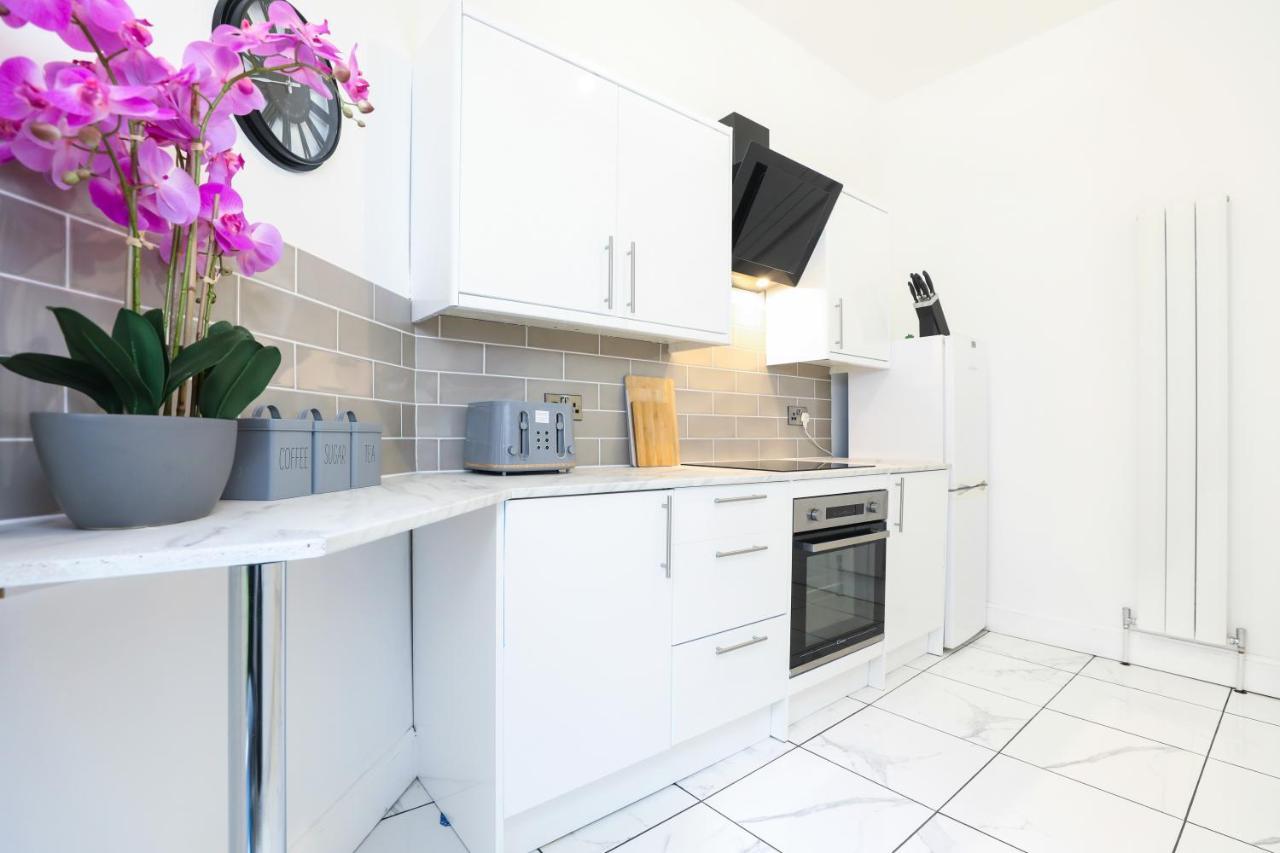 Stunning Modern 3 Bedroom Apartment Единбург Екстериор снимка